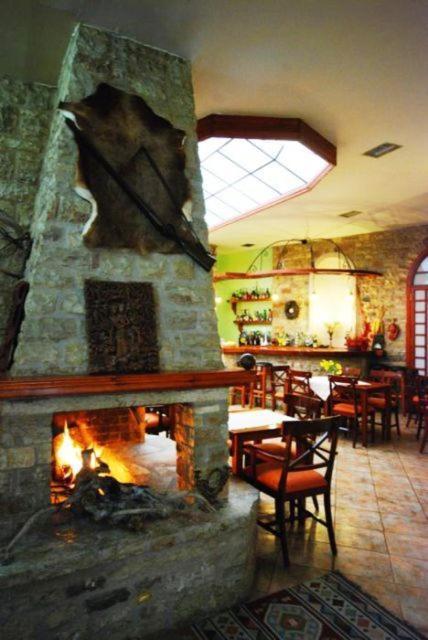 Hotel Elvetia Karpenísion エクステリア 写真