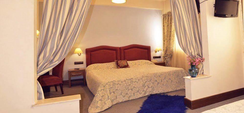 Hotel Elvetia Karpenísion エクステリア 写真