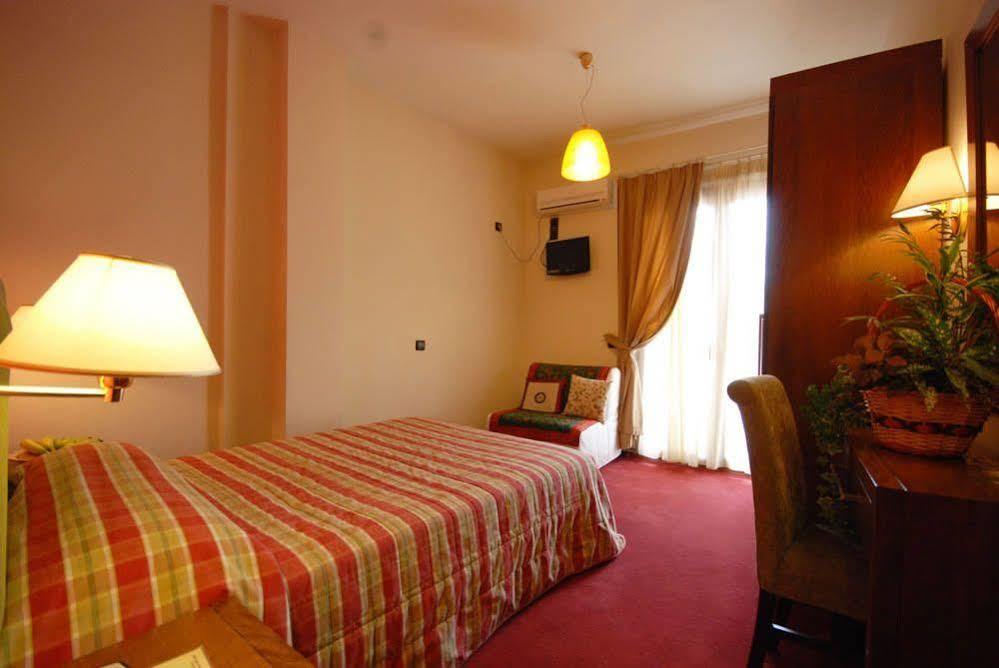 Hotel Elvetia Karpenísion エクステリア 写真