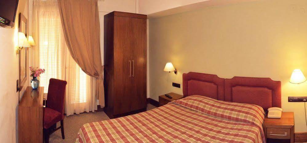 Hotel Elvetia Karpenísion エクステリア 写真